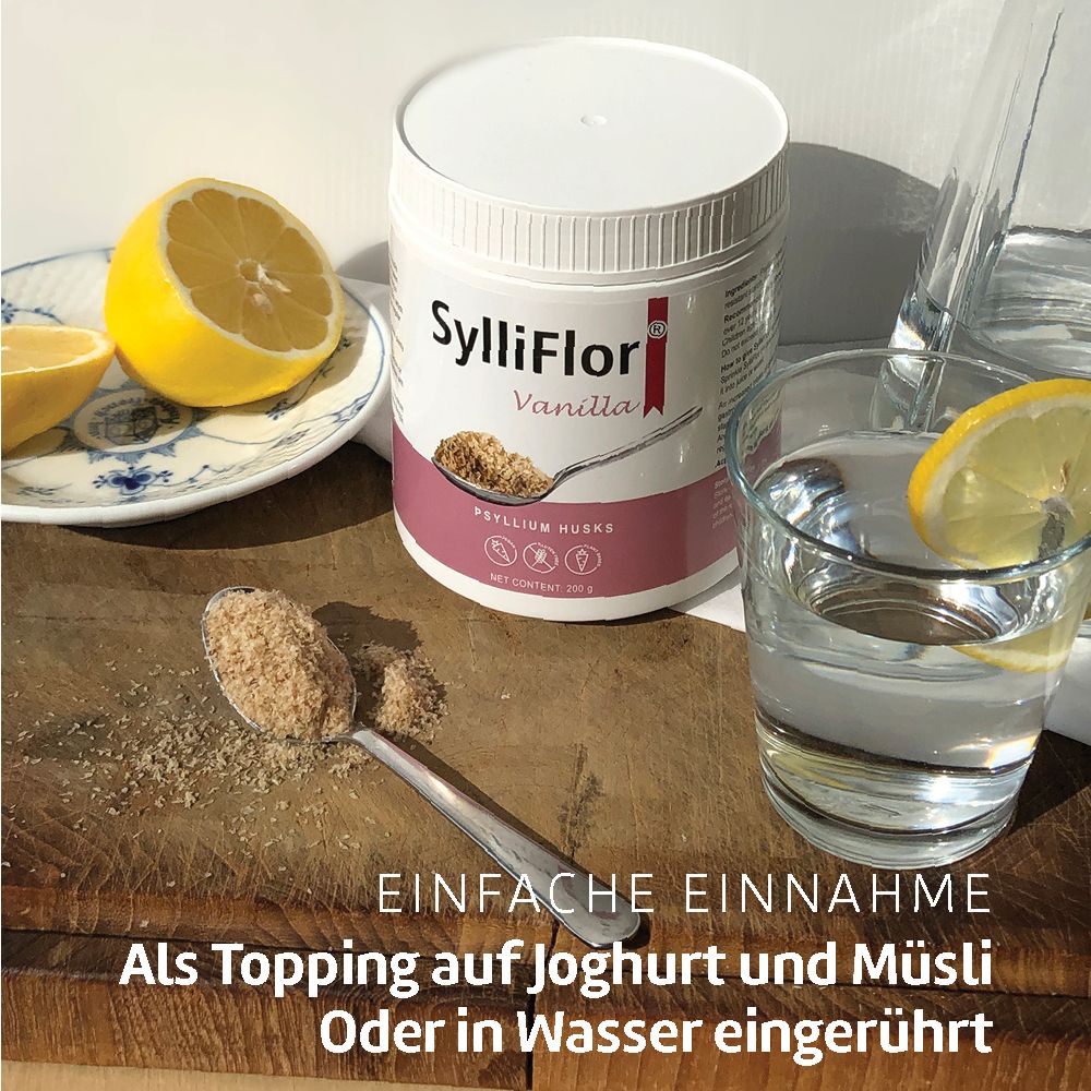 Produktglas, Löffel, Wasserglas, Zitrone. Text: SylliFlor Vanille. Text: Einfache Einnahme. Als Topping auf Joghurt oder in Wasser eingerührt.