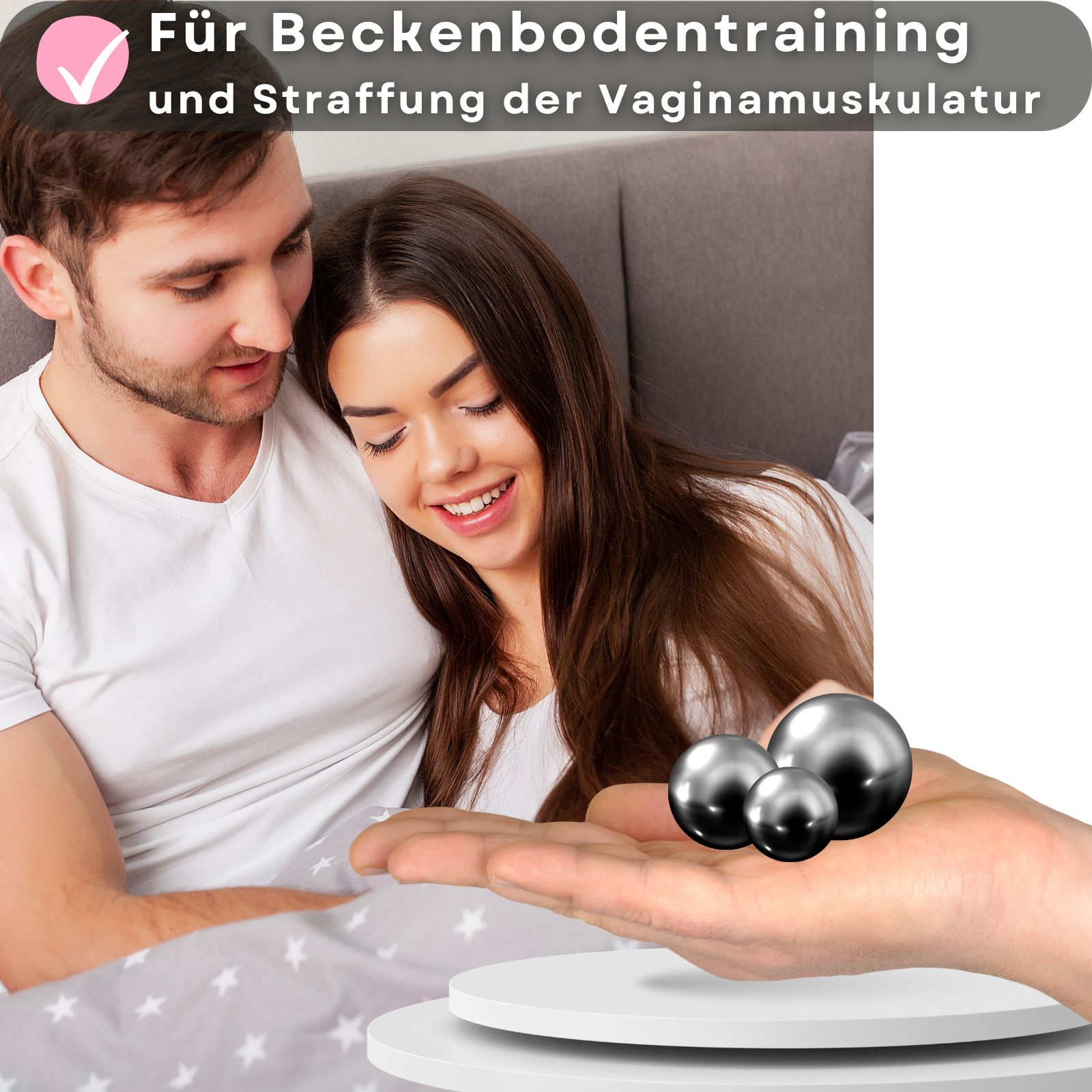 Drei metallische Kugeln in verschiedenen Größen in einer Hand. Paar im Hintergrund. Text: Für Beckenbodentraining und Straffung.