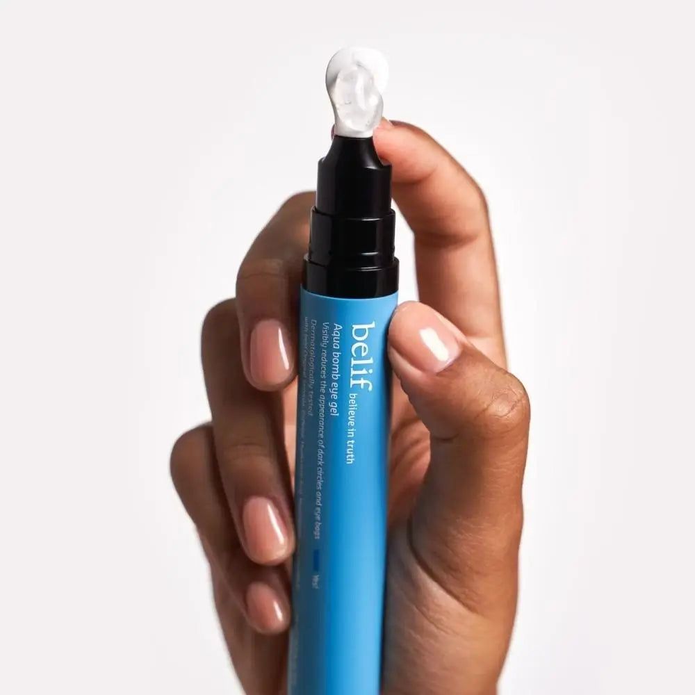 Hand hält Belif Aqua Bomb Eye Gel Applikator mit weißem Gel-Applikator.