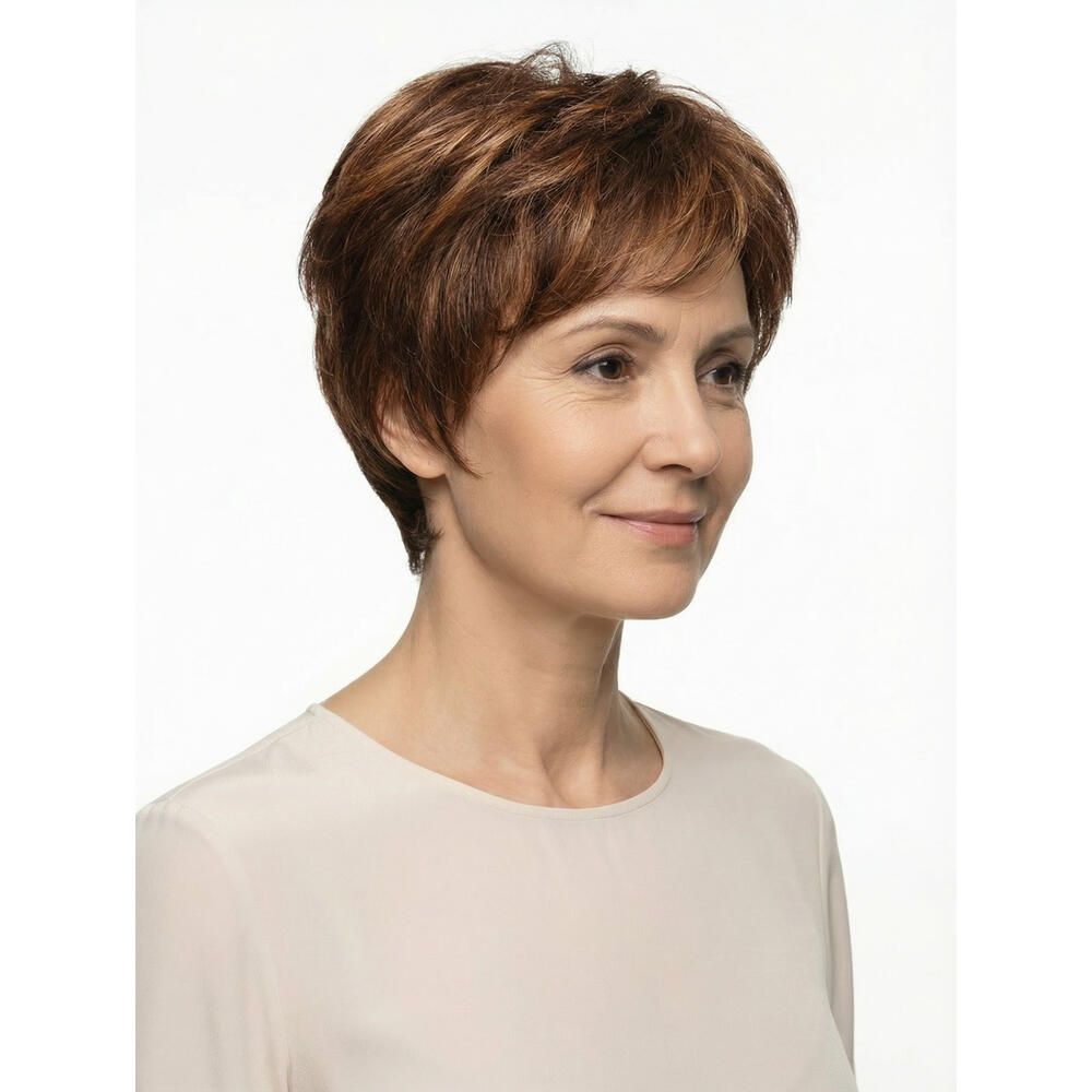 Kurzhaarperücke in Braun-Rot-Tönen. Frau trägt die Perücke, seitliche Ansicht. Helles Oberteil.