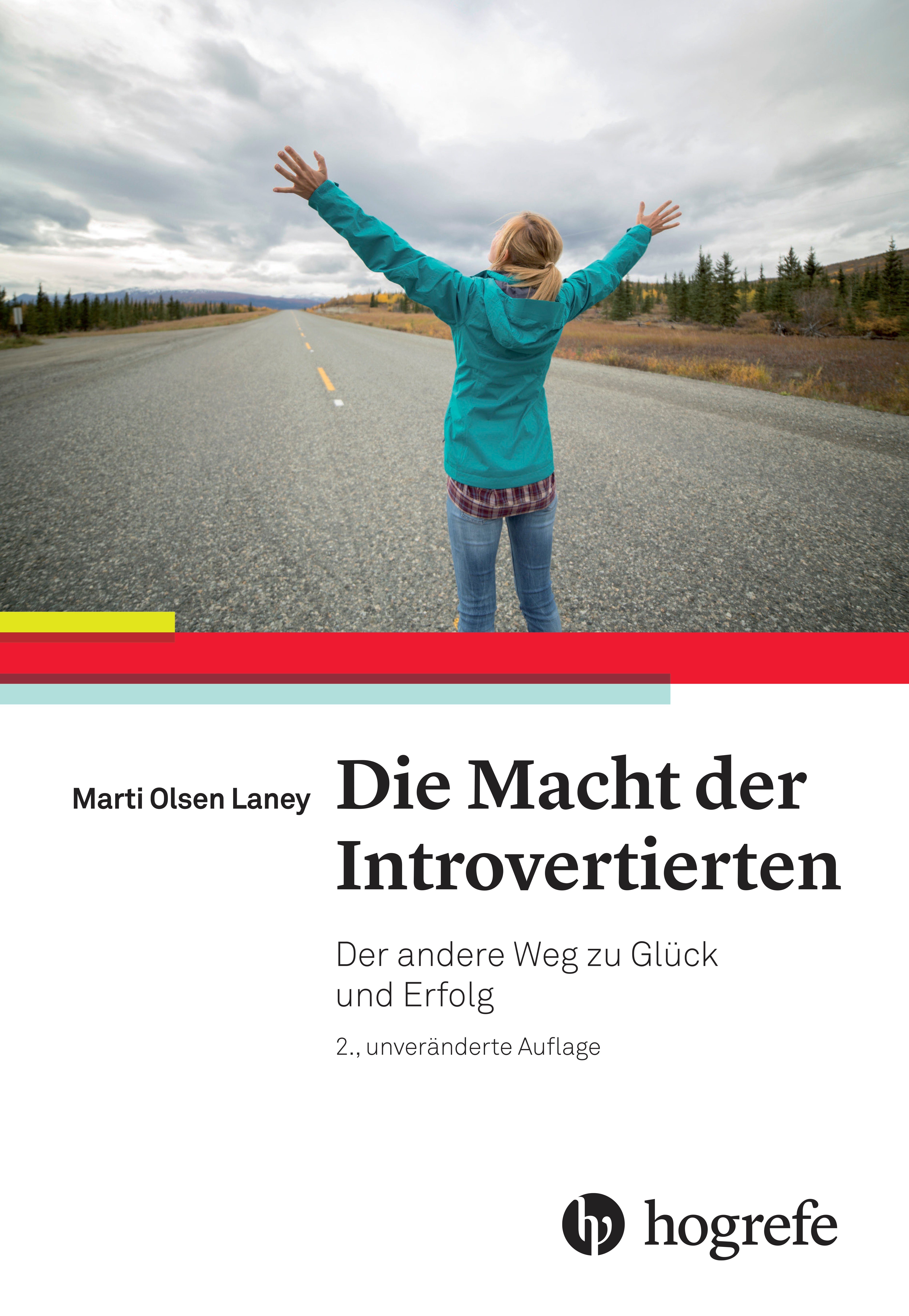 Buchcover: "Die Macht der Introvertierten". Autor: Marti Olsen Laney. Verlag: Hogrefe. Eine Person steht auf einer Straße mit ausgebreiteten Armen.