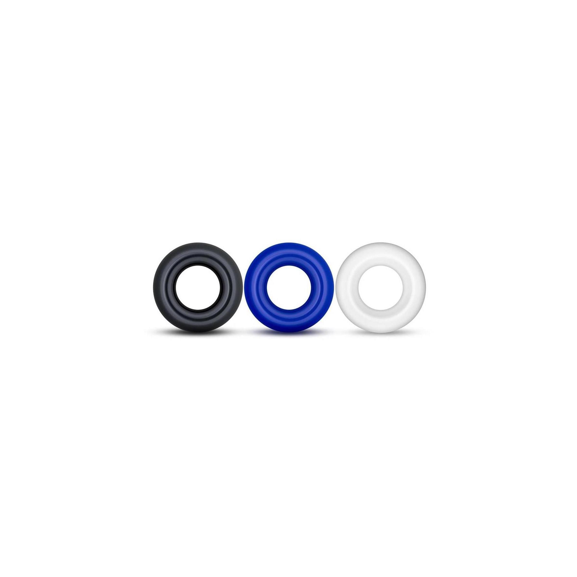 Drei Ringe in Schwarz, Blau und Weiß liegen nebeneinander auf weißem Hintergrund.