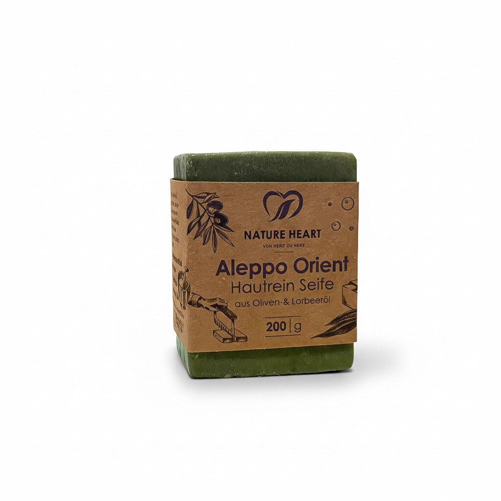 Grüne Seife mit Papierbanderole. Aufdruck: Aleppo Orient Hautrein Seife, 200g, Nature Heart Logo.