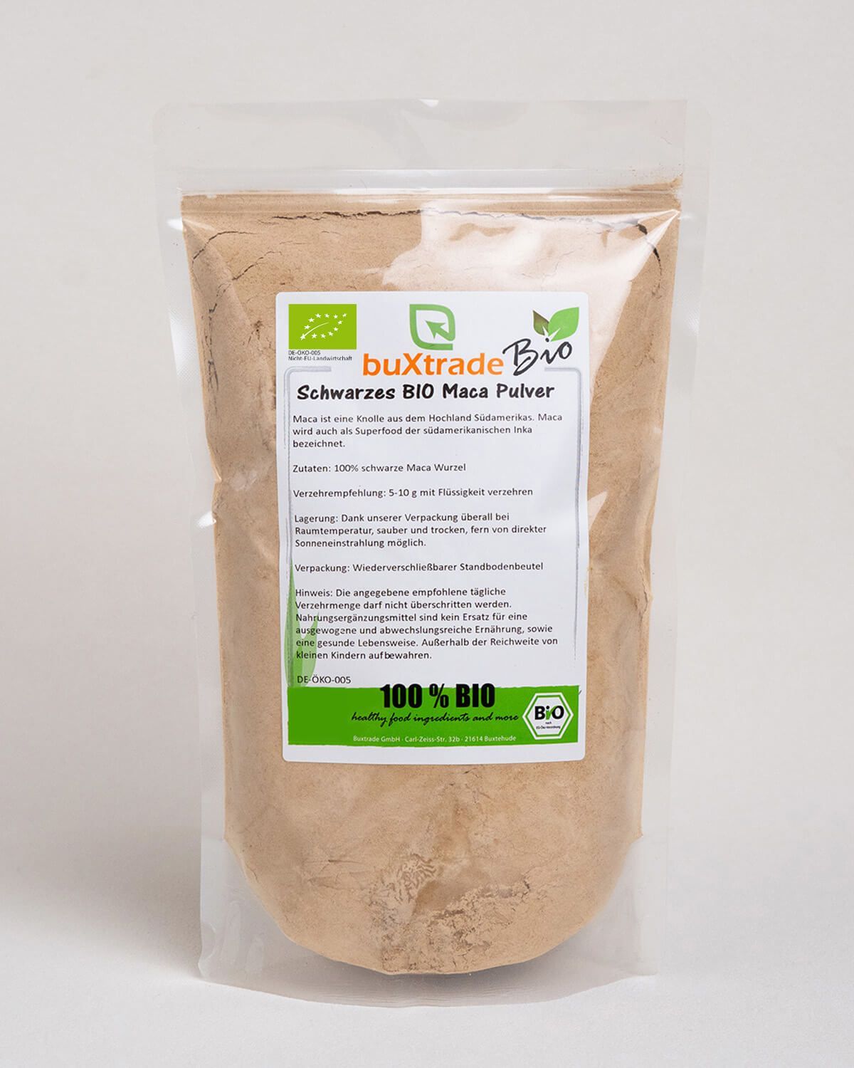 Schwarzes BIO Maca Pulver in einem Standbodenbeutel mit Etikett. Enthält Bio-Siegel und Produktinformationen.