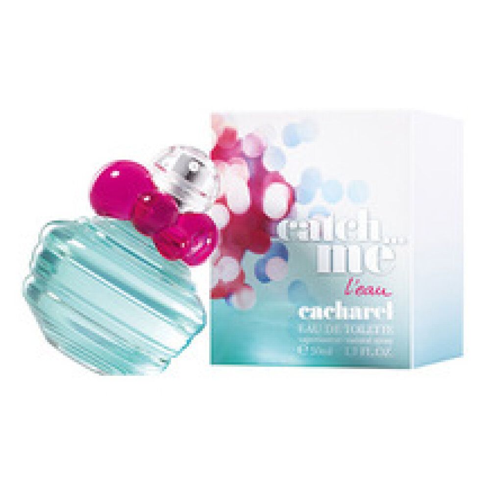 Hellblaues Parfüm mit rosa Akzenten und weißer Verpackung. Aufschrift: Catch Me L'eau Cacharel Eau de Toilette. 50ml.