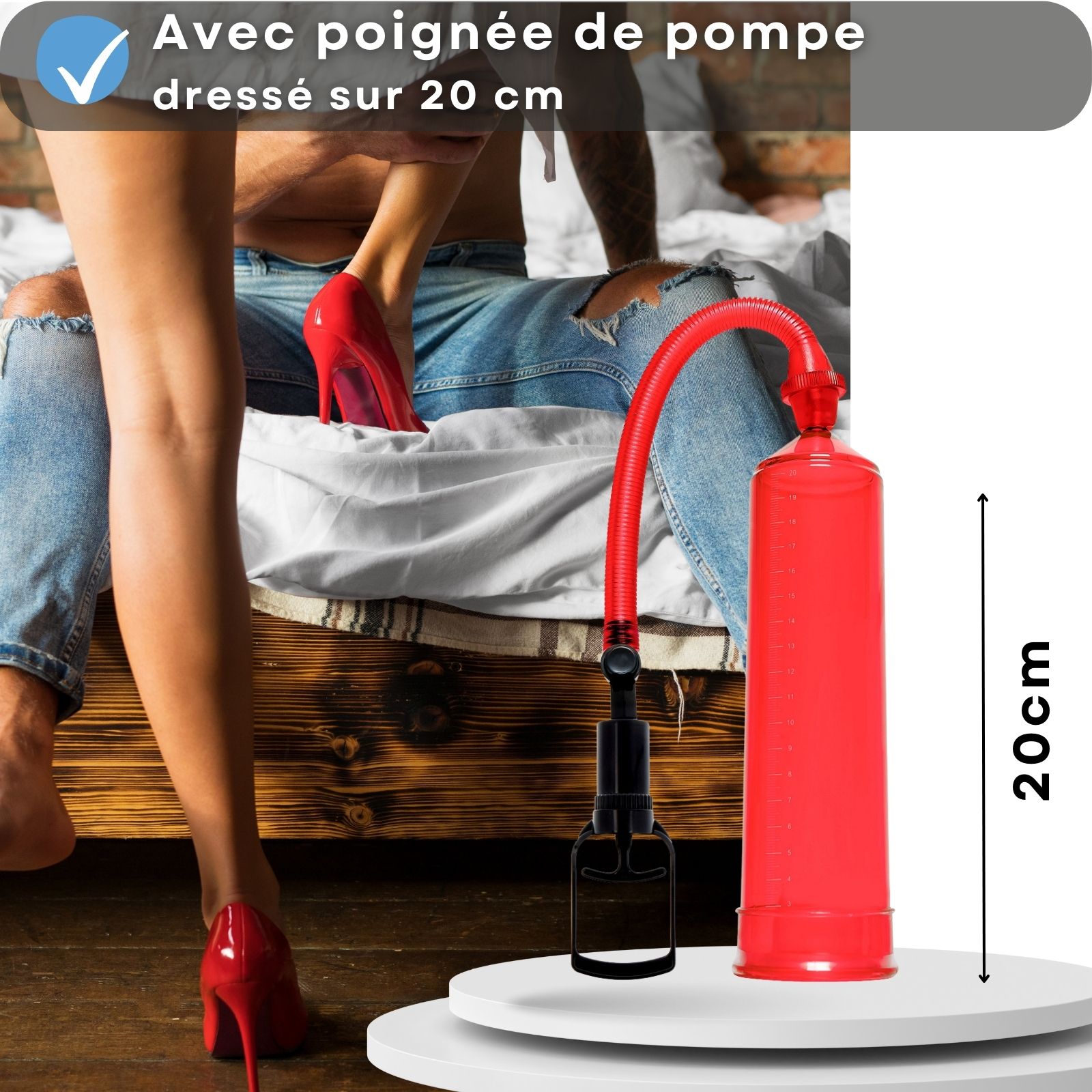 Pompe à pénis rouge avec poignée. Cylindre, tuyau, poignée. Homme au lit.