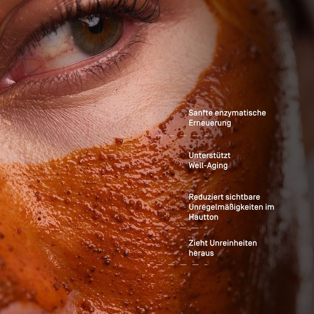 Nahaufnahme der Maske auf der Haut. Beschriftungen: Sanfte enzymatische Erneuerung, unterstützt Well-Aging.