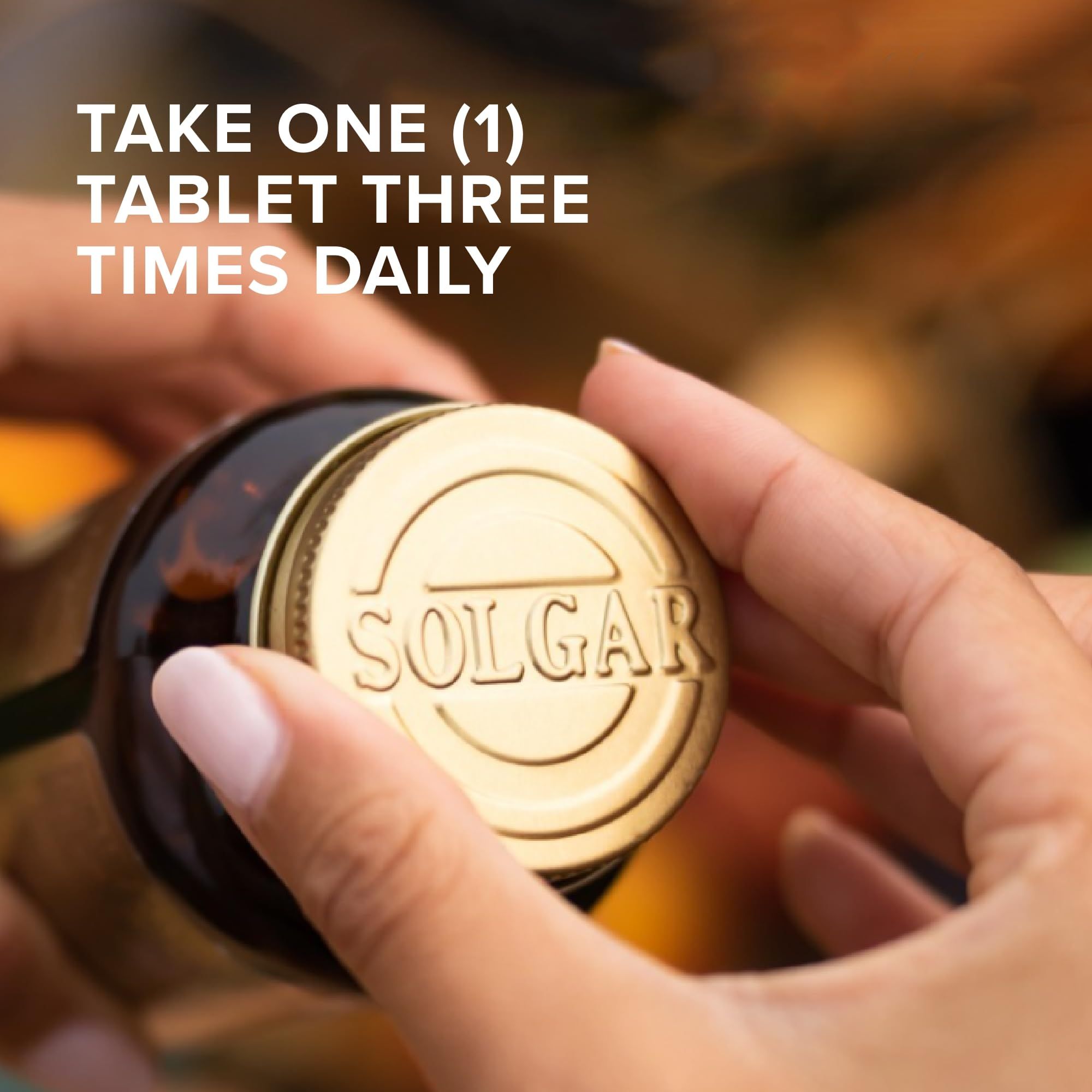 Nahaufnahme einer Person, die den Deckel einer Solgar-Flasche öffnet. Goldfarbener Deckel mit Solgar-Logo. Text: "TAKE ONE (1) TABLET THREE TIMES DAILY".