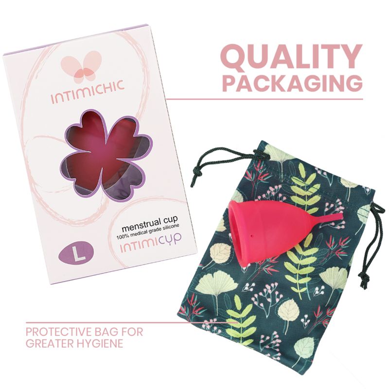 Pinkfarbene Menstruationstasse, Verpackung und Beutel. Verpackung mit Logo Intimichic, Größe L. Beutel mit floralem Muster.