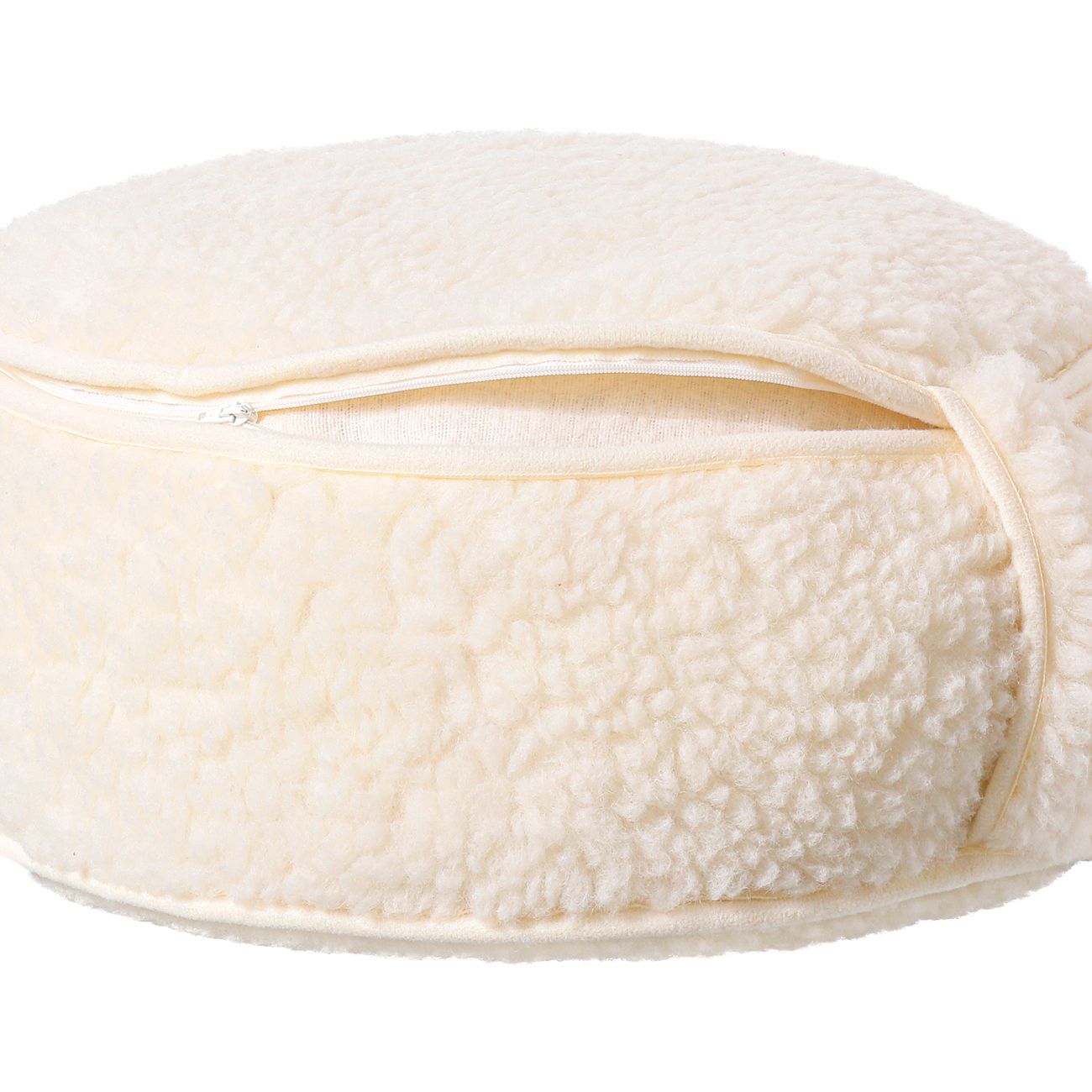 Cremefarbenes Kissen mit Reißverschluss. Oeko-Tex zertifiziert. Detailansicht der flauschigen Wollstoffoberfläche.