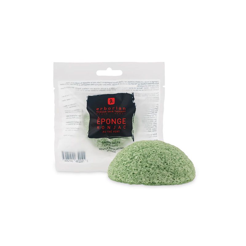 Konjac-Schwamm neben Verpackung. Verpackung mit Produktname und Logo.