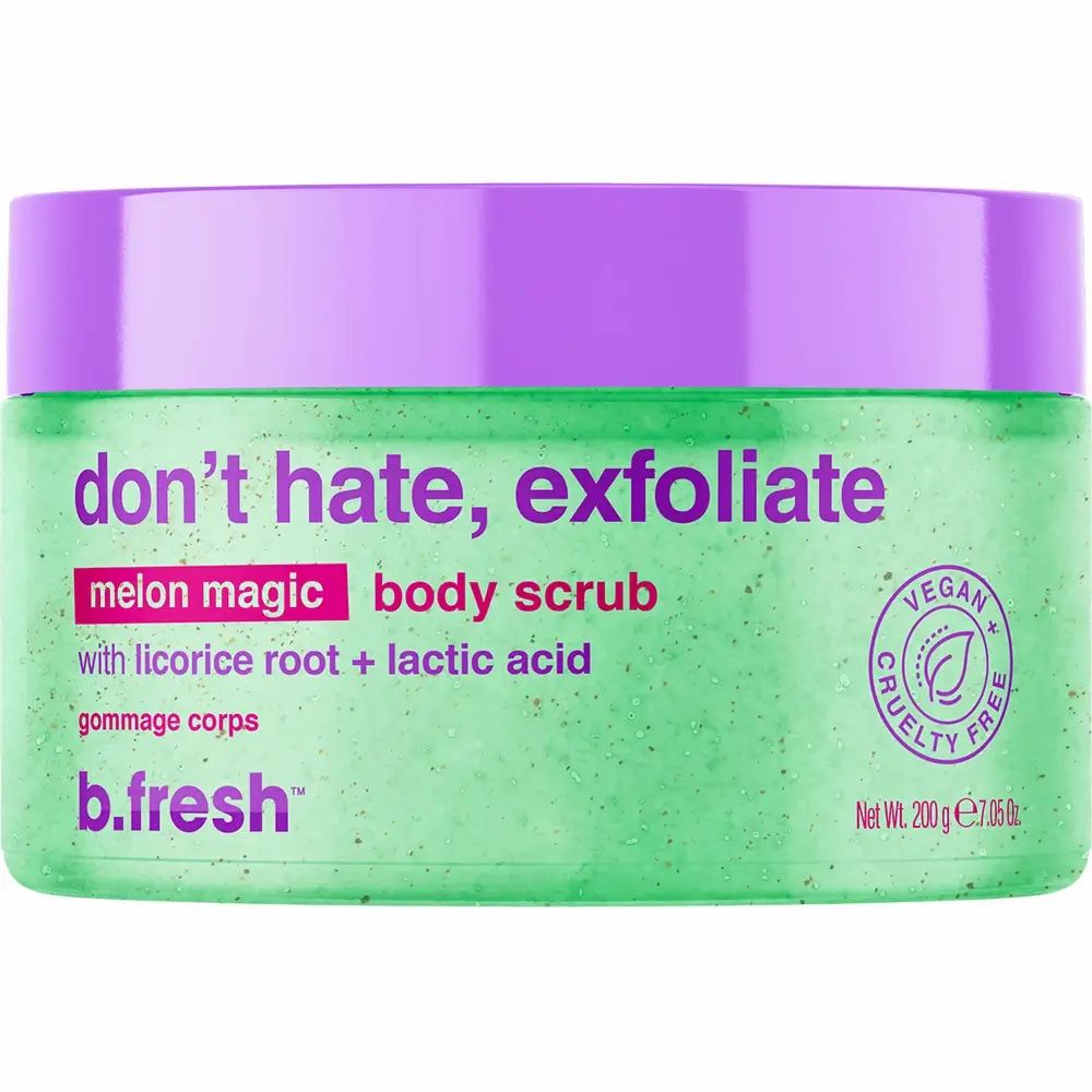 Grünes Körperpeeling in einem Behälter mit lila Deckel. Aufschrift: "don't hate, exfoliate". Vegan-Siegel.