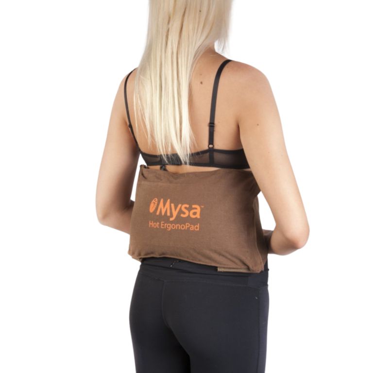 Frau mit braunem Mysa Hot ErgonoPad am Rücken. Logo sichtbar. Schwarze Sportkleidung. Rückansicht.