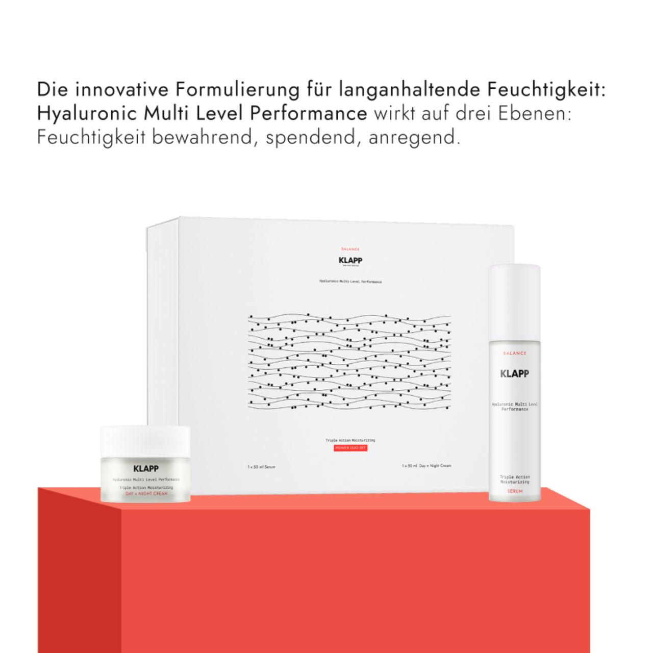 Klapp Hyaluronic Multi Level Performance Set. Enthält Creme, Serum und Verpackung. Auf rotem Podest.