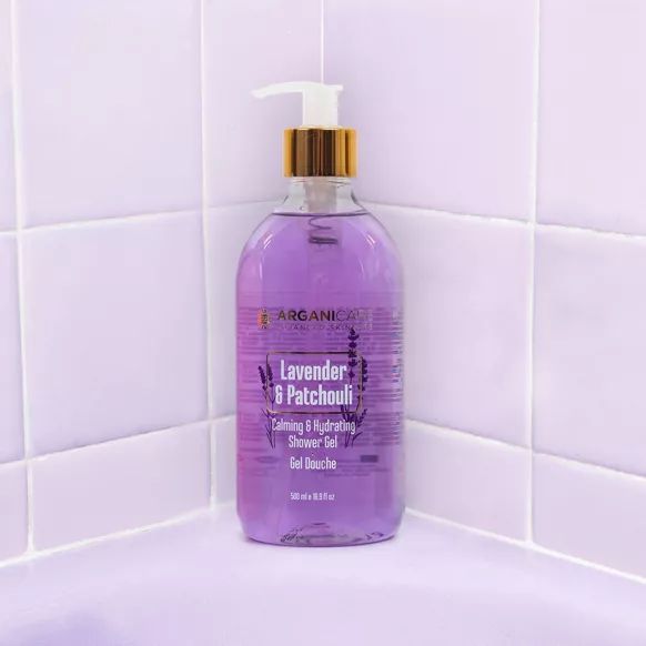 Arganicare Duschgel, lila Flüssigkeit in einer Flasche mit Spender. Beschriftung: Lavender & Patchouli, Gel Douche.