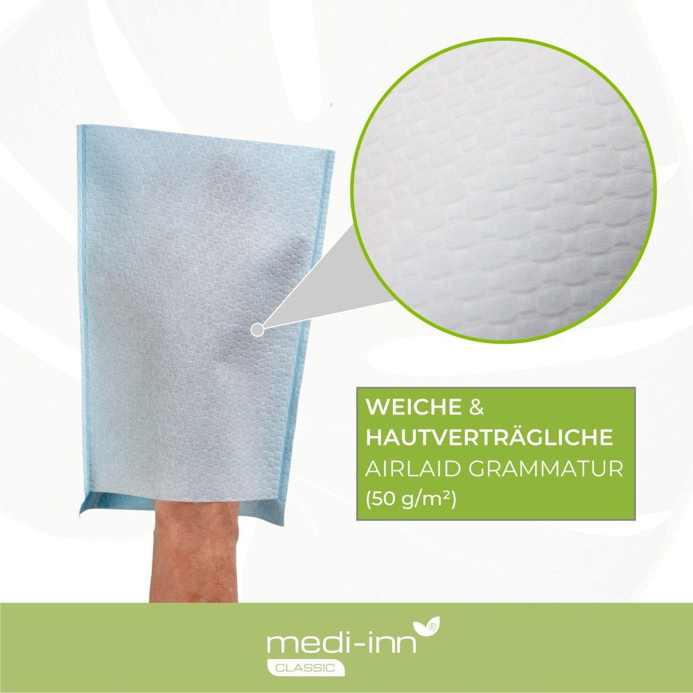 Hellblauer Waschhandschuh auf einer Hand. Text: 'Weiche & hautverträgliche Airlaid Grammatur (50 g/m²)'