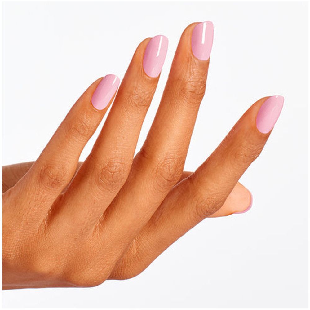 Hand mit lackierten Nägeln. Rosa Nagellack auf Fingernägeln.