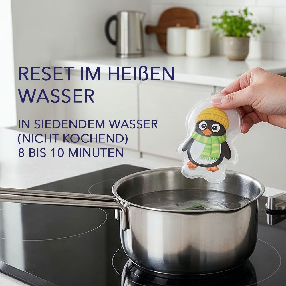 Ein Handwärmer in Pinguin-Form in einem Topf mit kochendem Wasser. Text: Reset im heißen Wasser. 8 bis 10 Minuten.