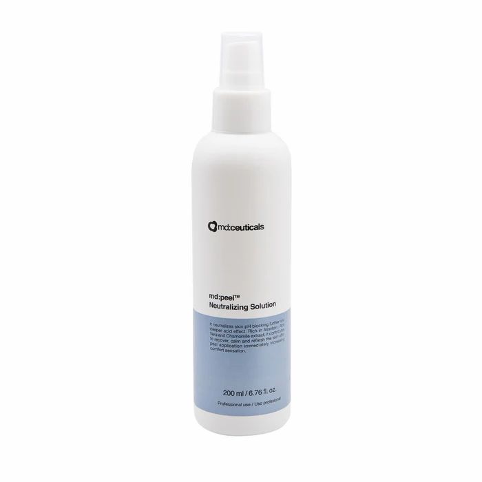 Weiße Sprühflasche mit blauem Etikett. Text: md:peel Neutralizing Solution. Logo und Text: 200 ml / 6.76 fl. oz.