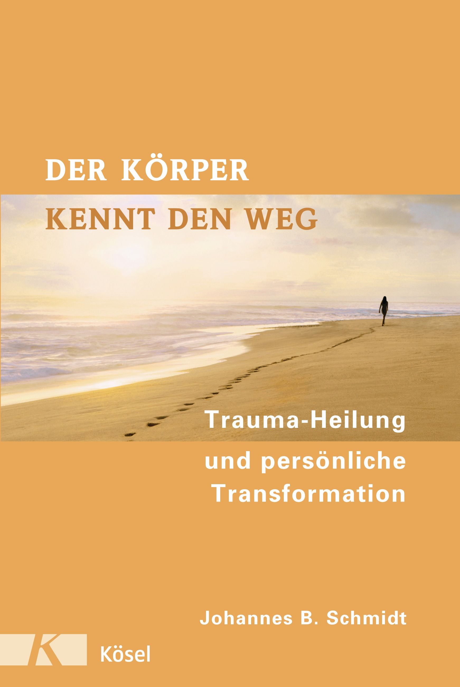 Buchcover: "Der Körper kennt den Weg". Titel und Untertitel in Weiß auf orangefarbenem Hintergrund. Strand mit Person.