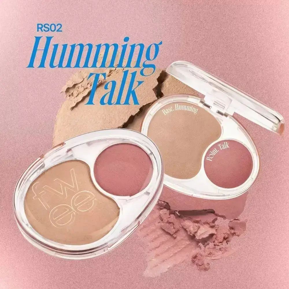 Zwei FWEE Mellow Dual Blusher RS02 Humming Talk. Ovales, transparentes Gehäuse mit zwei Farbtönen. Rosa Hintergrund.