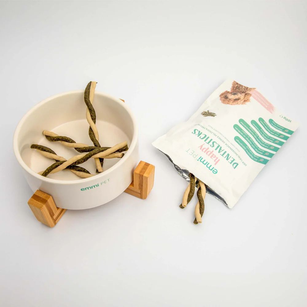 Becher mit Dental Sticks. Tüte mit Produktaufdruck. Sticks in Becher und Tüte. Aufdruck: emmi-pet happy DENTALSTICKS.