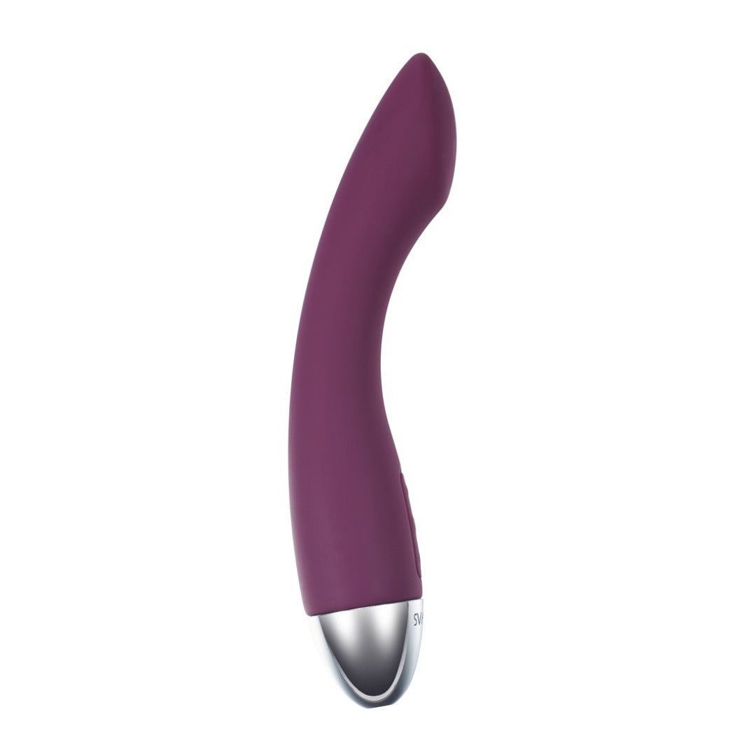 Violett geformter Vibrator mit silberfarbenem Kopf. Gebogene Form. Auf weißem Hintergrund.