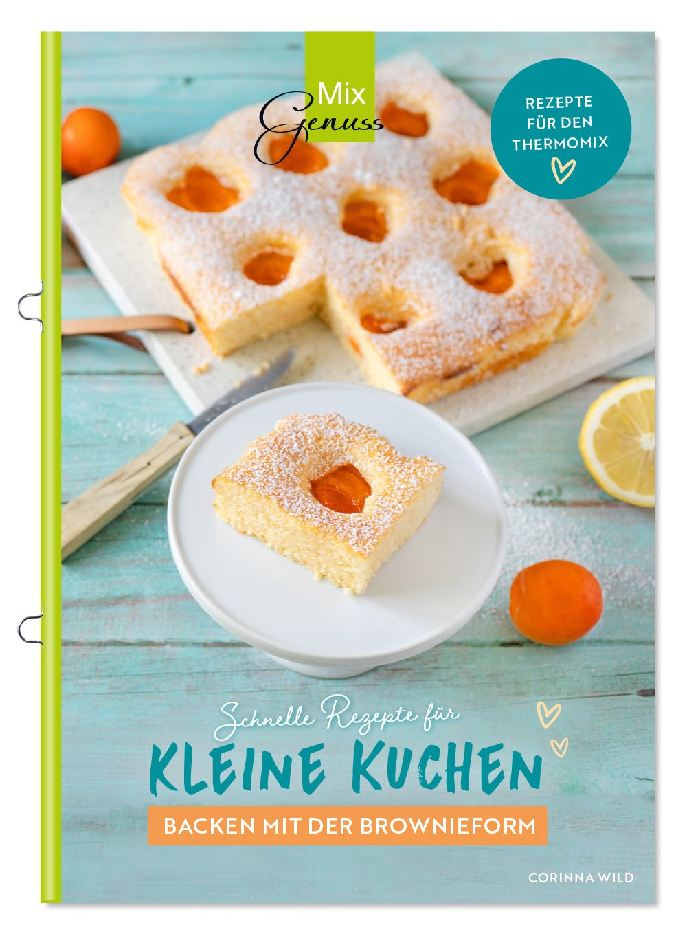 Buch "Schnelle Rezepte für Kleine Kuchen". Kuchen auf Teller und Kuchenform. Zitrone und Mandarinen daneben. Mit Thermomix-Rezepten.