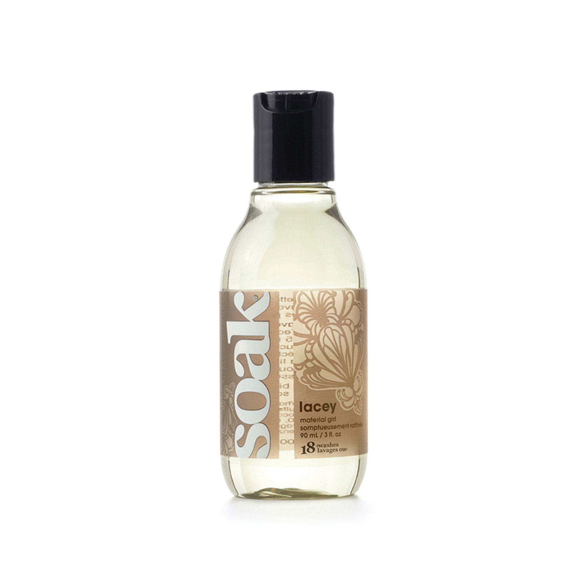 Klare Flüssigkeit in einer Flasche mit schwarzem Deckel. Auf dem Etikett steht "soak" und "lacey".