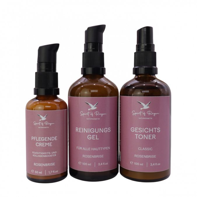 Drei Flaschen mit Reinigungs-Gel, Gesichtstoner und Pflegecreme. Aufdruck: "Rosenbrise".