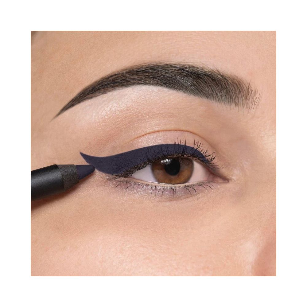 Auge mit dunkelblauem Eyeliner. Ein Stift wird verwendet, um einen Lidstrich zu ziehen. Hautton.