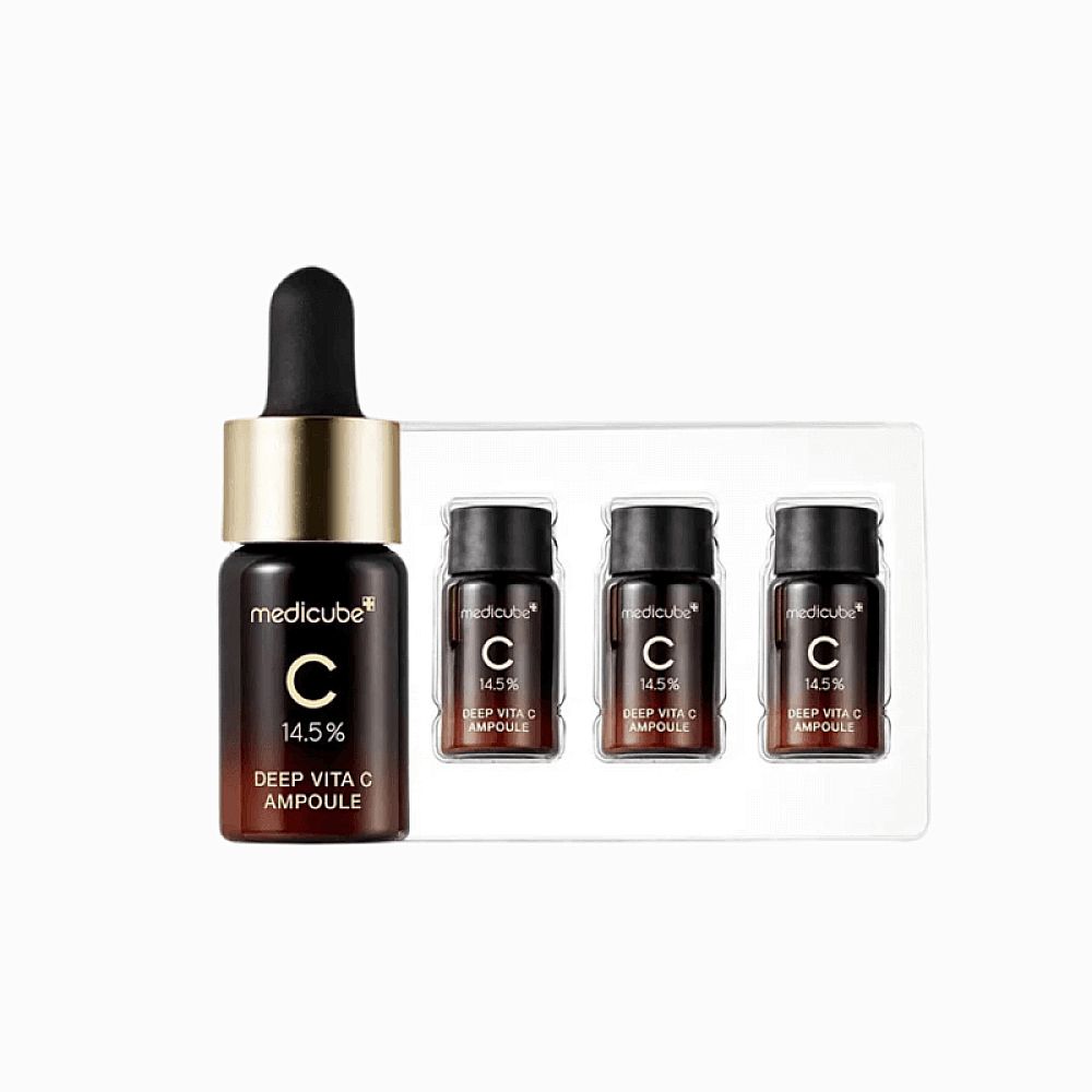 MEDICUBE Deep Vita C Ampulle in einer Verpackung. Eine Flasche mit Pipette und drei kleine Flaschen.