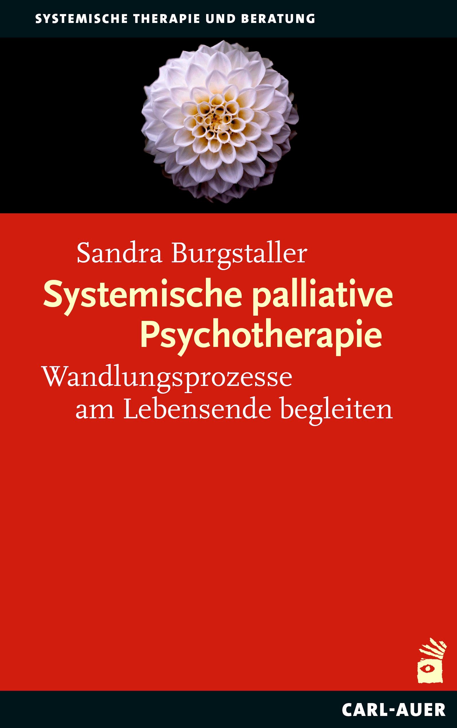 Buchcover mit weißer Blüte, Titel: Systemische palliative Psychotherapie. Autorin: Sandra Burgstaller. Verlag: Carl-Auer.
