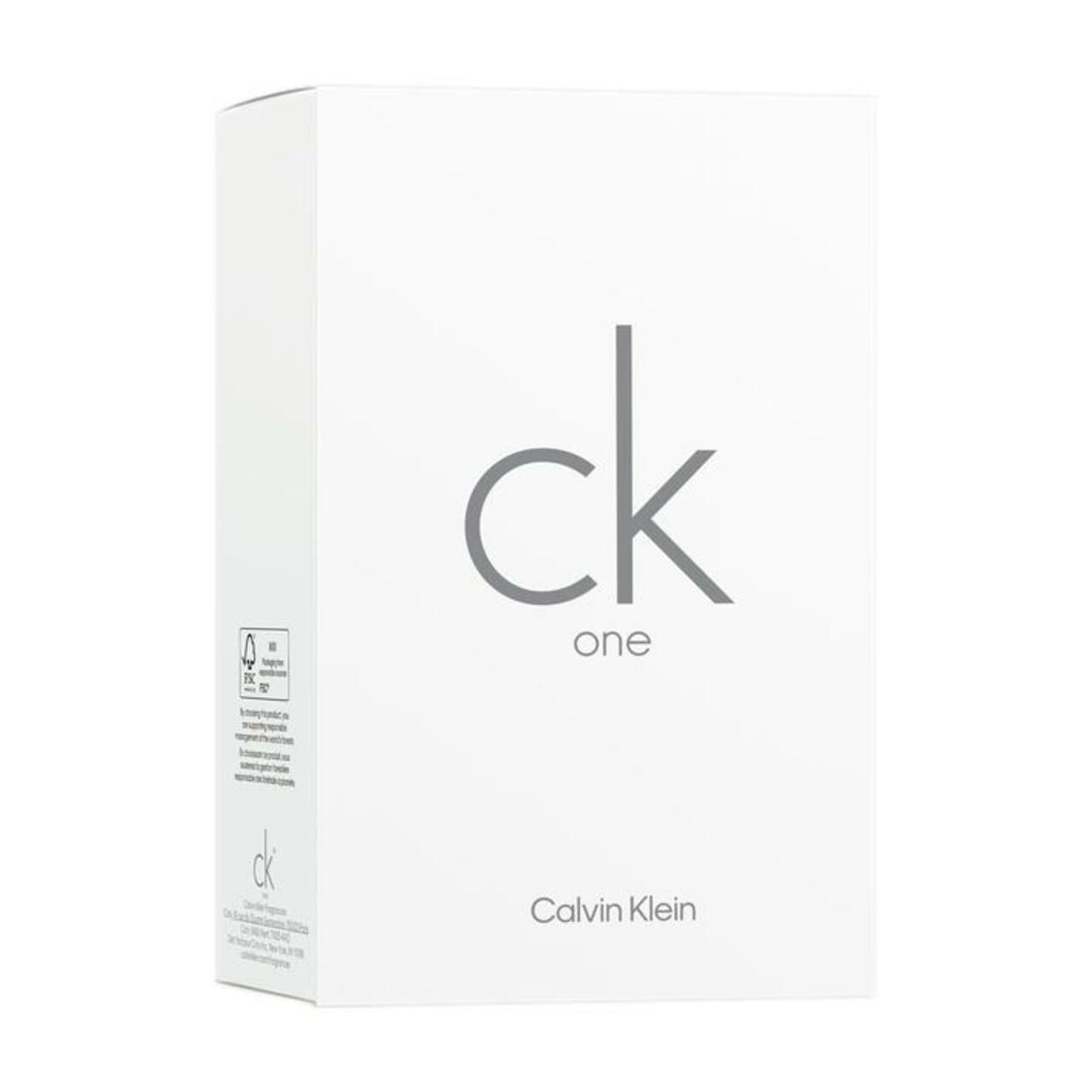 Weiße Verpackung mit CK One Logo und Calvin Klein Schriftzug. Eckige Form. Recycling-Symbol.