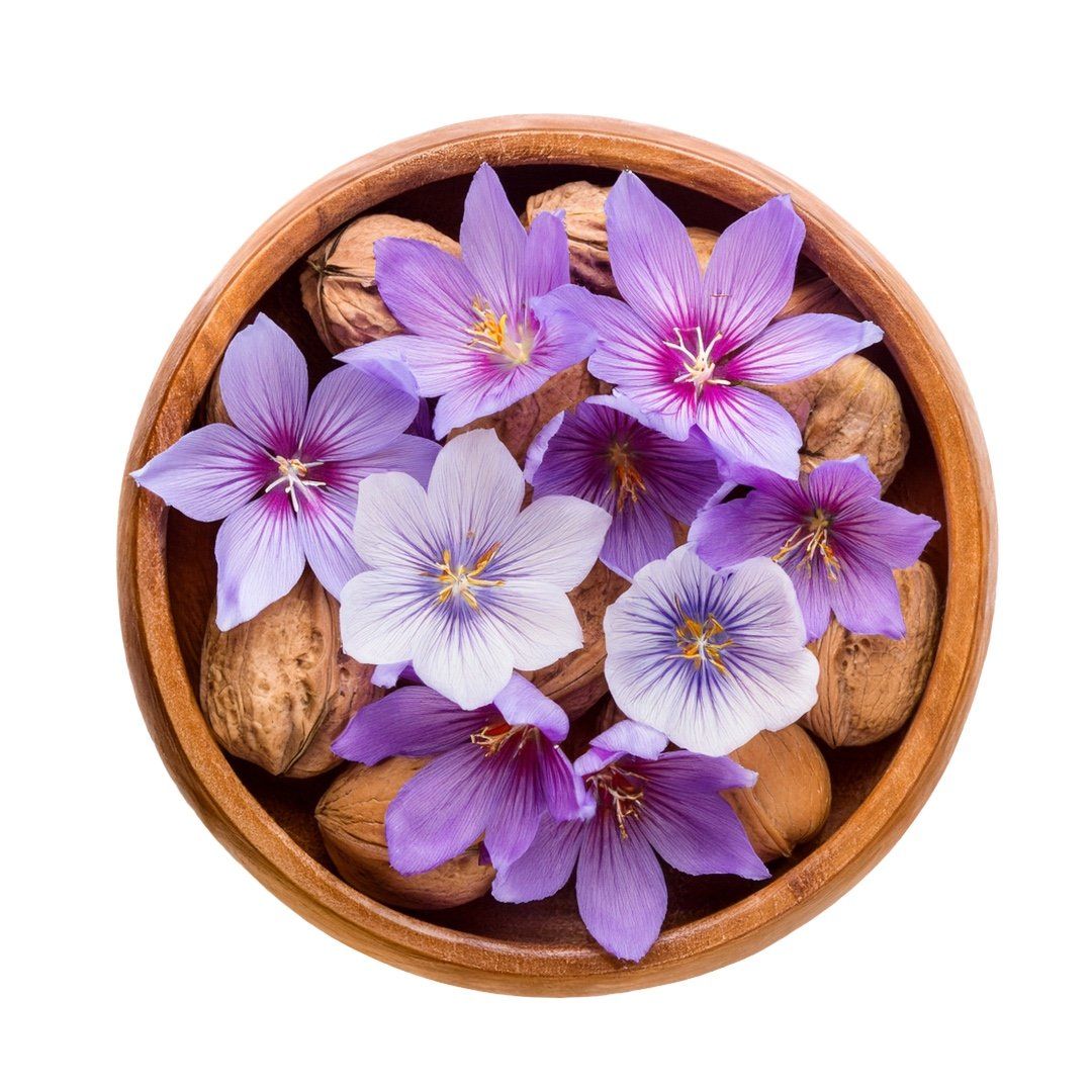 Holzschale mit Blüten und Walnüssen. Blüten in Lila und Weiß.