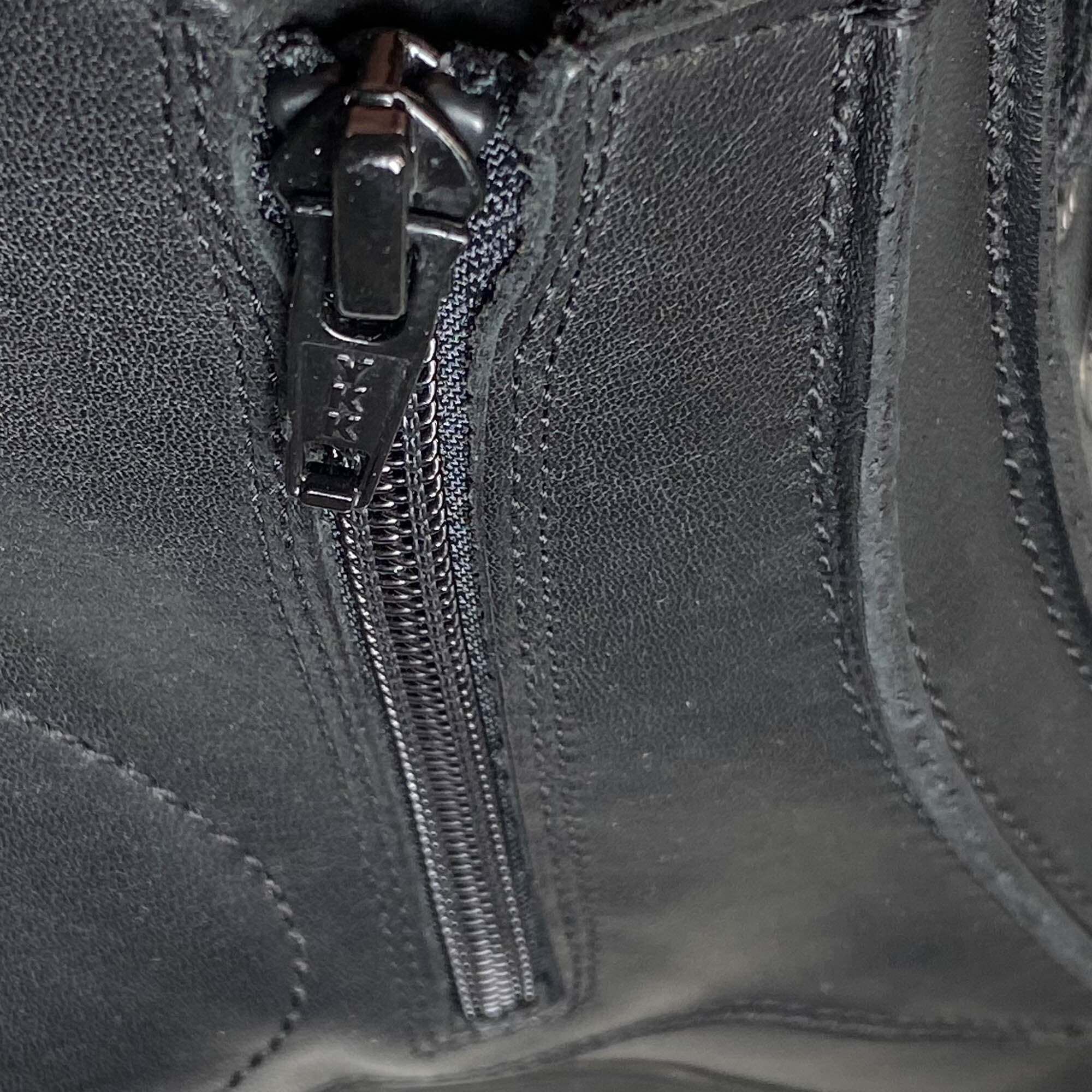 Paar schwarze Leder-Stiefeletten für Herren, Vorderansicht mit Schnürung und Reißverschluss.