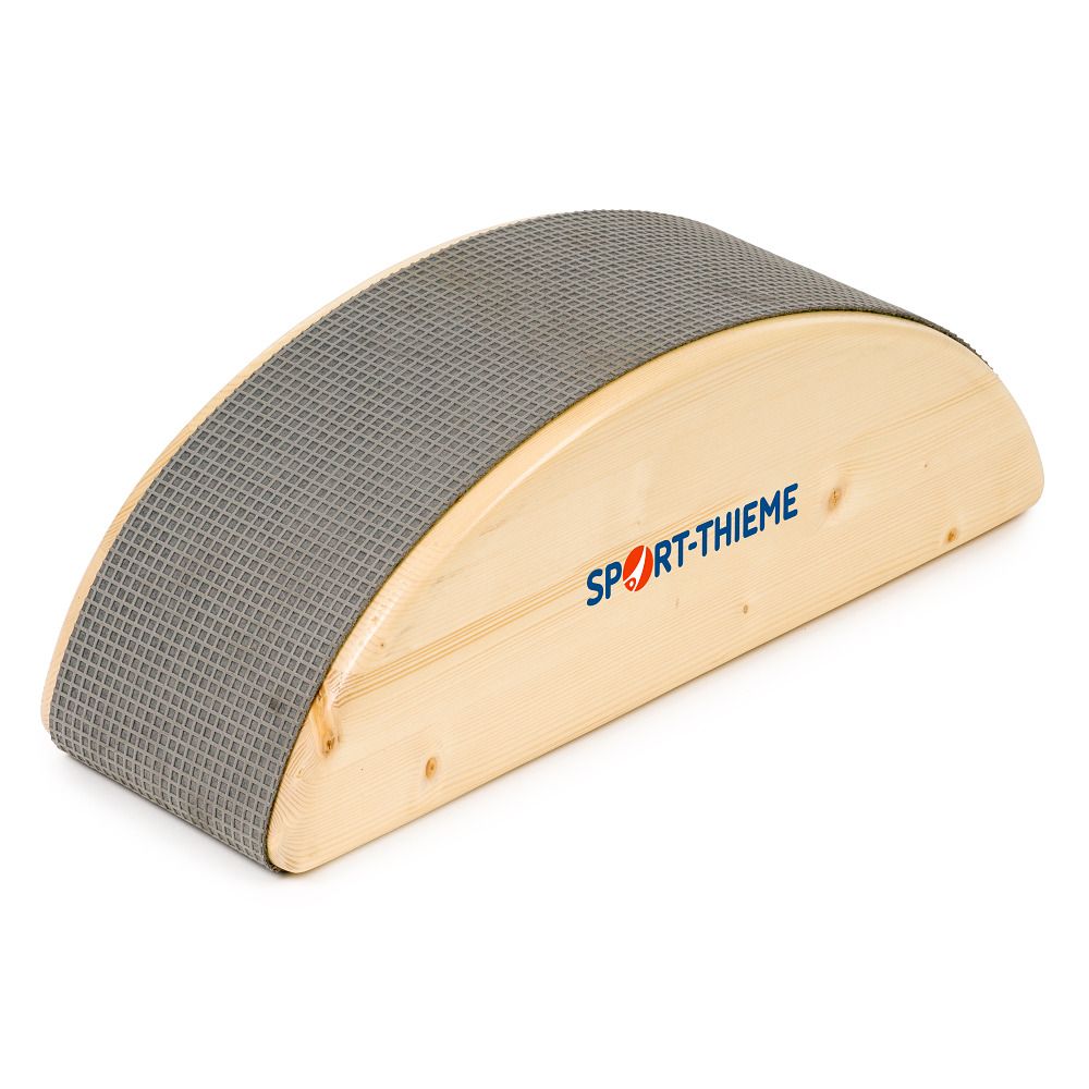 Halbmondförmiges Holz-Element mit grauem, strukturiertem Belag. Aufdruck: Sport-Thieme. Einzelansicht.