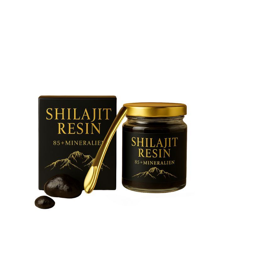 Glas mit Shilajit Resin, goldener Deckel, schwarzes Etikett. Schwarze Schachtel, goldener Löffel und zwei dunkle Objekte.