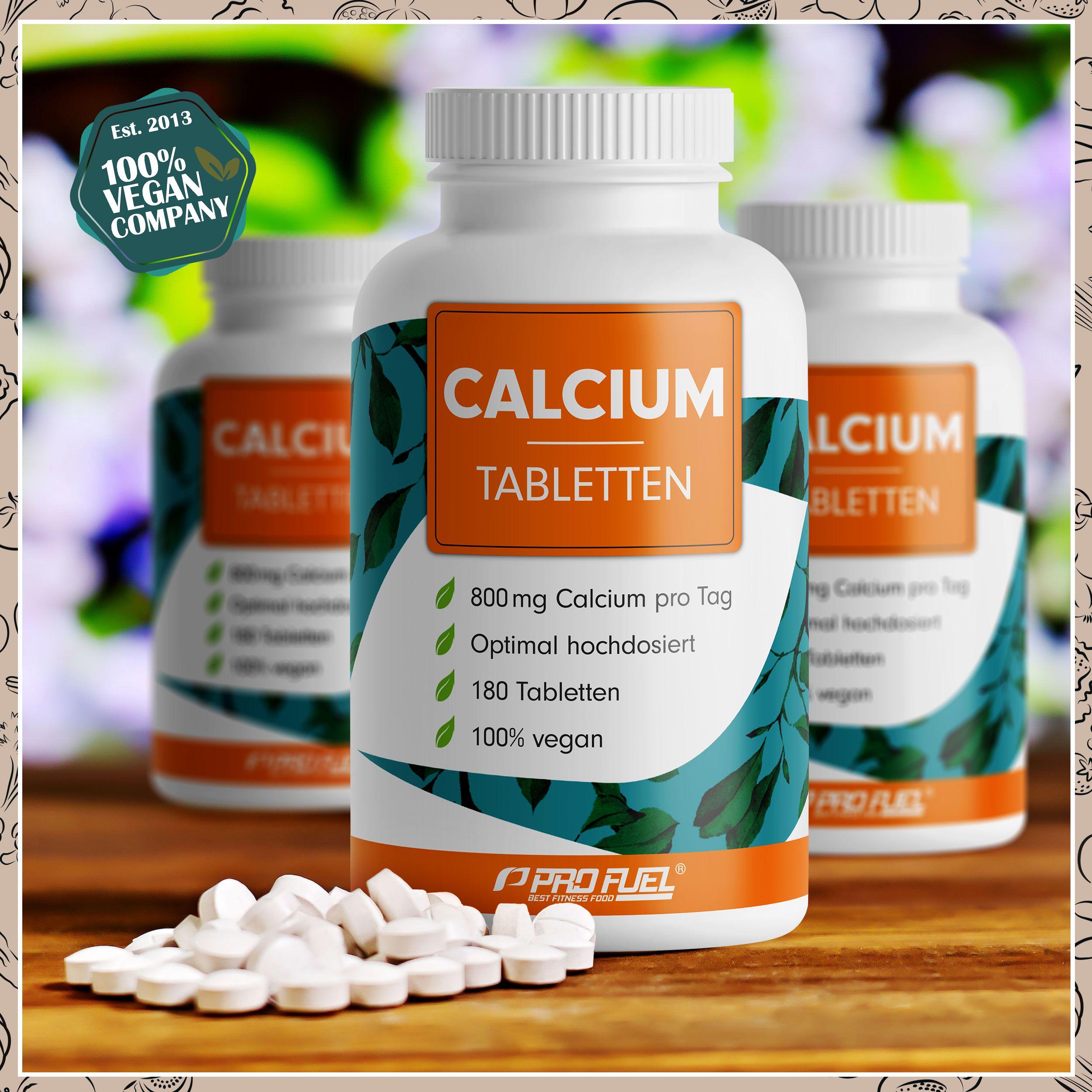 Drei Flaschen Calcium Tabletten. Weiße Flaschen mit orangefarbenen Etiketten. Tabletten liegen vor den Flaschen. 800 mg Calcium pro Tag, 100% vegan.