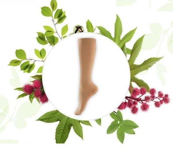 Hautfarbener Kompressionsstrumpf in einem weißen Kreis, umgeben von Blättern und Blüten.