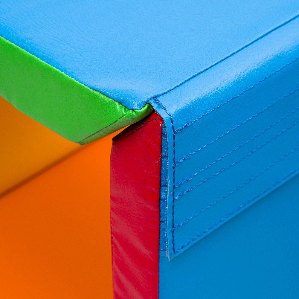 Nahaufnahme einer farbigen Turnmatte. Nähte und Materialdetails sichtbar.