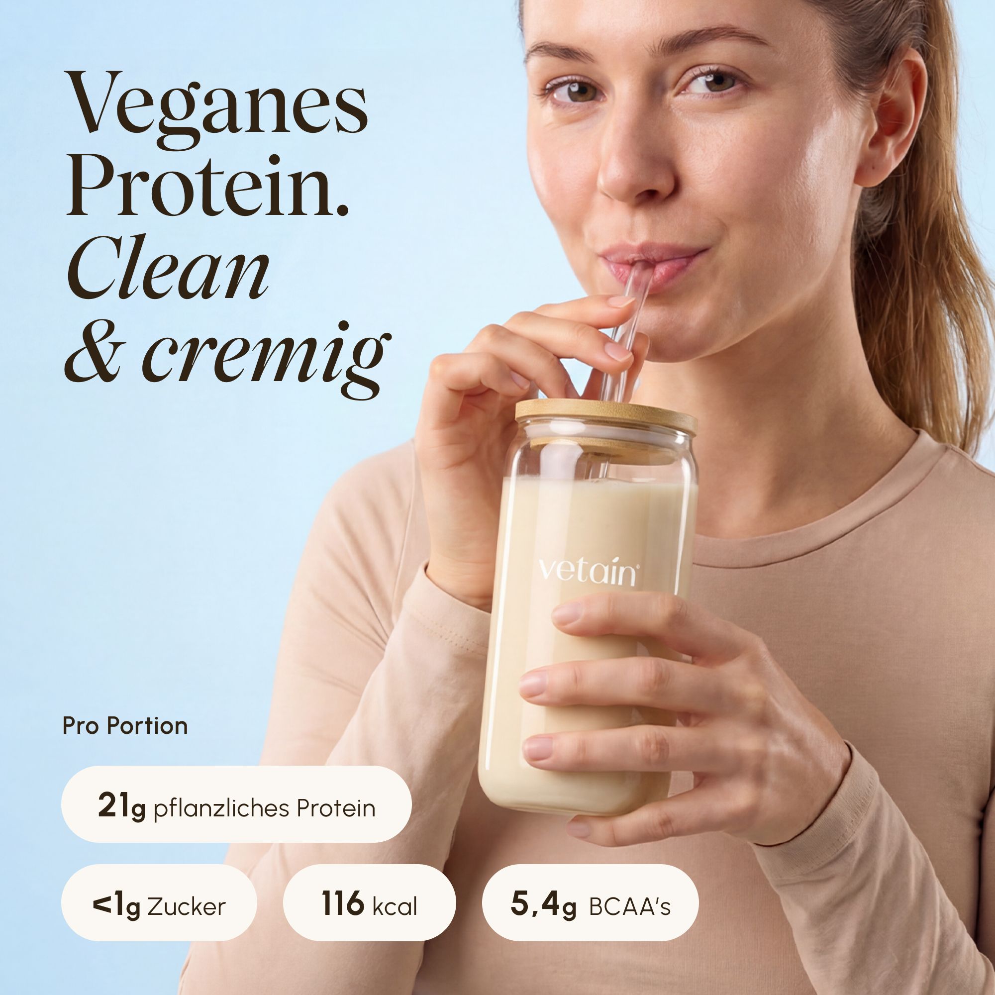 Frau trinkt Proteinshake. Text: 21g pflanzliches Protein, <1g Zucker, 116 kcal, 5,4g BCAA's. Marke: Vetain.