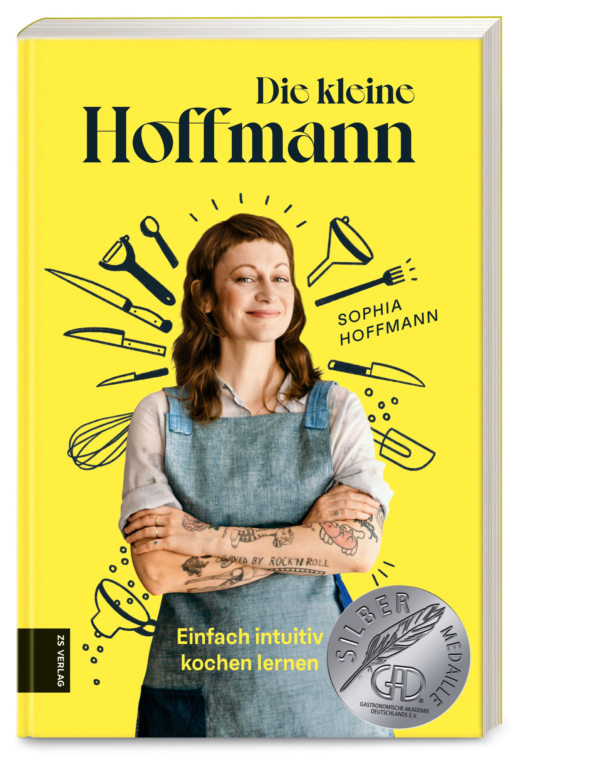 Buchcover: "Die kleine Hoffmann". Gelber Hintergrund, Frau mit Kochschürze, Küchenutensilien-Illustrationen. Titel und Autorin sichtbar.