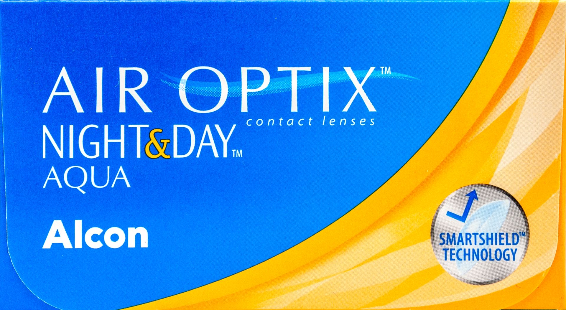 Blaue Verpackung mit gelben Akzenten. Schriftzug AIR OPTIX NIGHT & DAY AQUA. Alcon-Logo. Text: SMART SHIELD TECHNOLOGY.