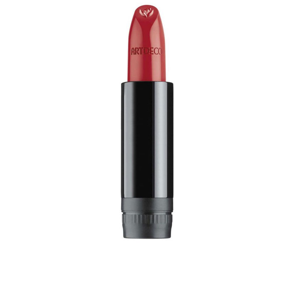 Artdeco Green Couture Lippenstift-Refill. Roter Lippenstift in schwarzer Hülse. Marke sichtbar.