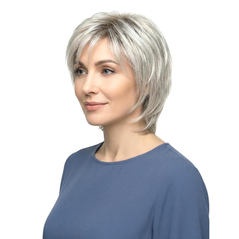 Kurzhaarperücke mit grauem Haar und Pony. Die Frau trägt ein blaues Oberteil. Seitenansicht.