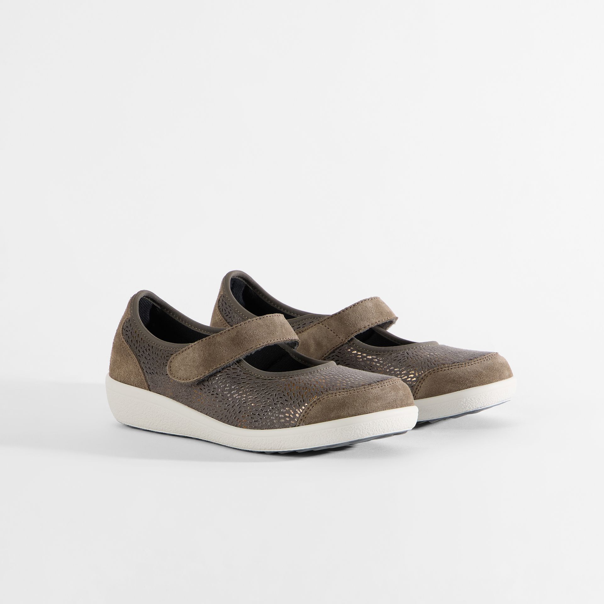 Graue Damenschuhe mit Klettverschluss und Muster.