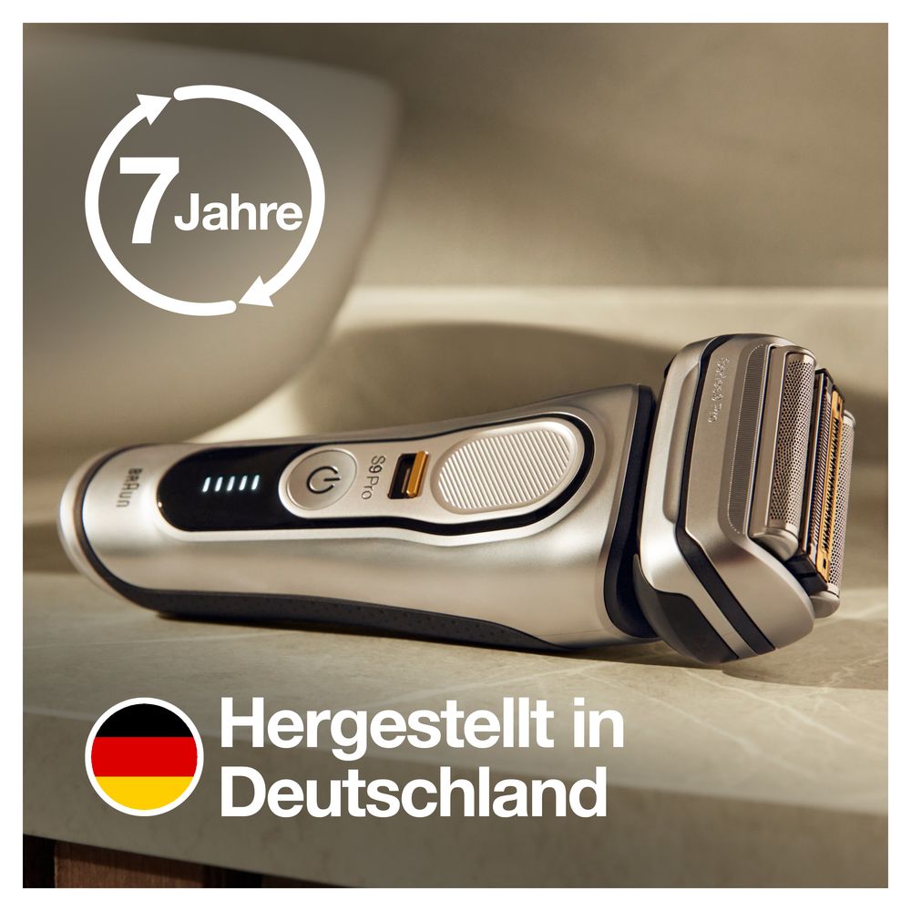 Silberfarbener Rasierer auf einer Ablage. Aufschrift "Hergestellt in Deutschland".