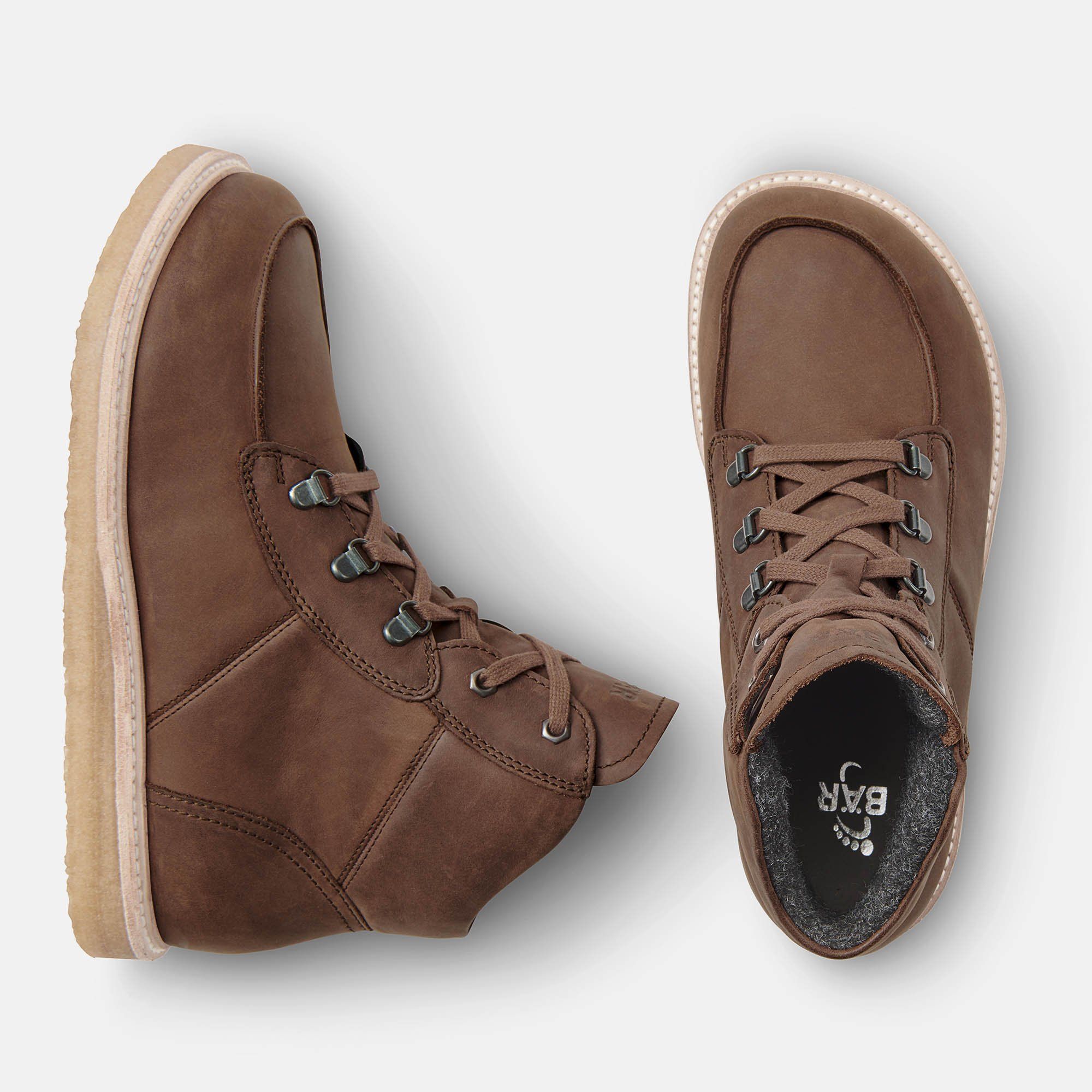 Braune Stiefeletten mit Schnürung und hellbrauner Sohle. Eine von oben, eine von der Seite. Innenfutter sichtbar.