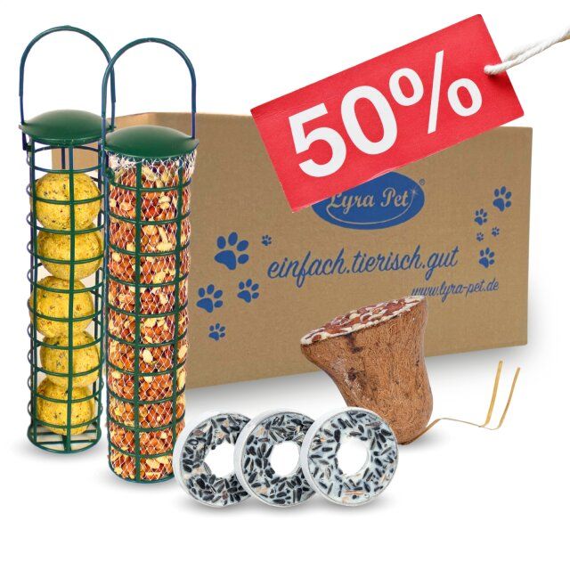 Vogelfutter-Starterpaket. Zwei Futterspender, Futterringe, ein Kokosnuss-Futterhaus und eine Pappschachtel mit 50% Rabatt-Etikett.